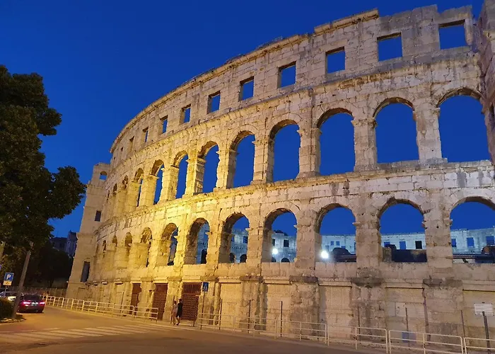 Amphitheater Apartment