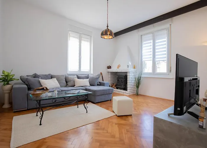Amphitheater Apartment